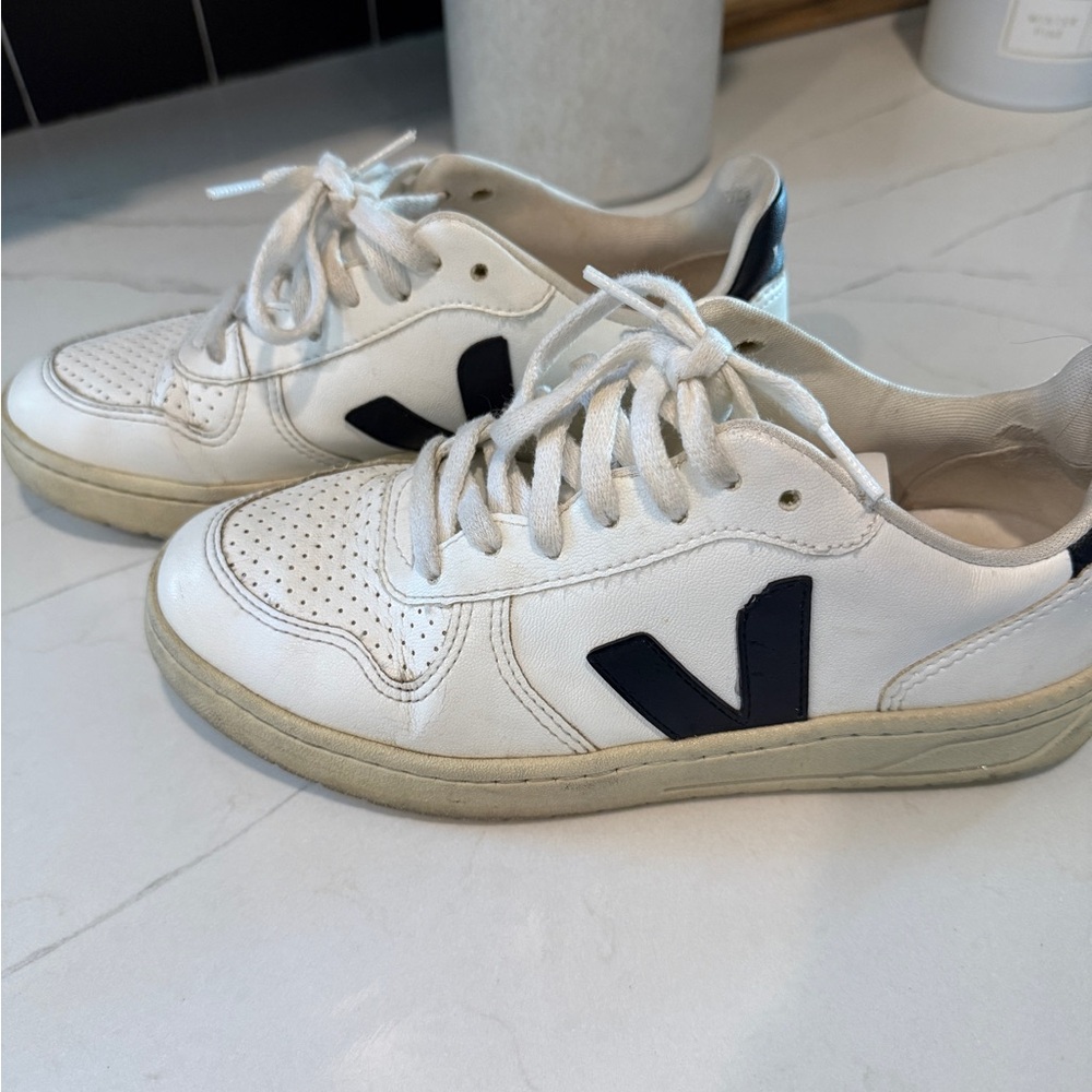 Veja white and black sneakers - Picture 2 of 5